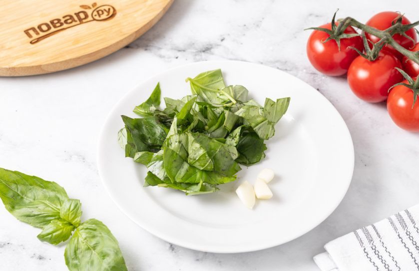 1. Этап. Пюре из помидоров замороженное: Базилик помойте, отделите листья и крупно порубите. Чеснок очистите от шелухи.