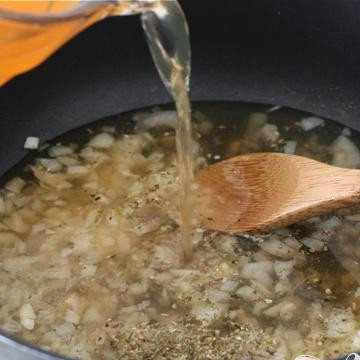 1. Этап. Суп с пельменями: Влейте бульон.