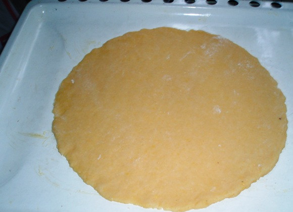 1. Этап. Торт Везувий: 3. Тесто разделить на 3 части. Одну тоненько раскатать и отправить в разогретую духовку на 15-20 минут.