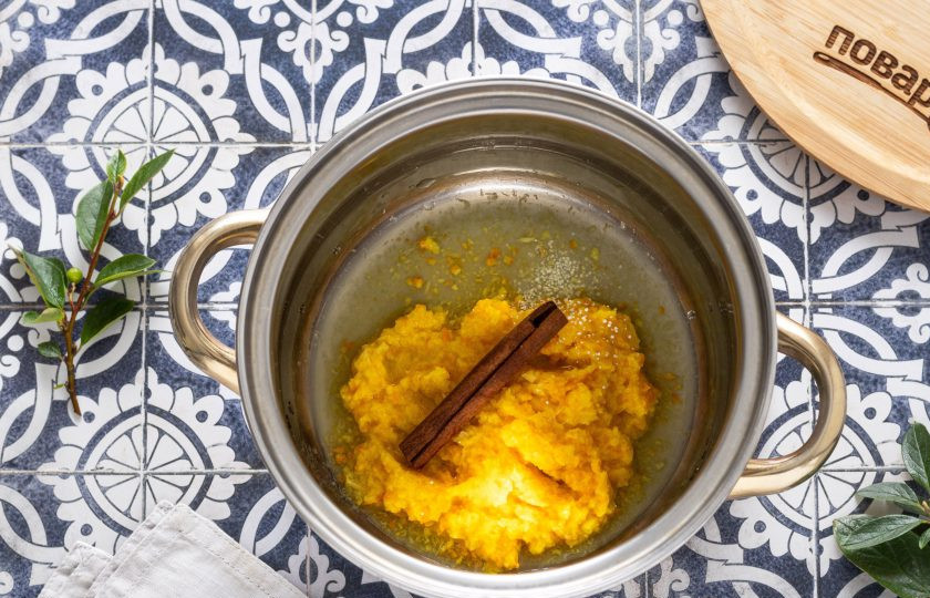 1. Этап. Тыквенные цукаты в духовке: Апельсин помойте, удалите косточки и измельчите вместе с кожурой блендером в пюре. Переложите в кастрюлю, влейте воду, добавьте палочку корицы и лимонную кислоту.