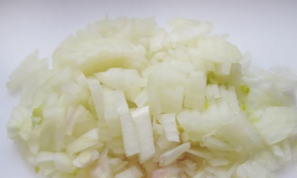 1. Этап. Борщ на свиных ребрышках: 4. Луковицу очистить и нашинковать мелкими кубиками.