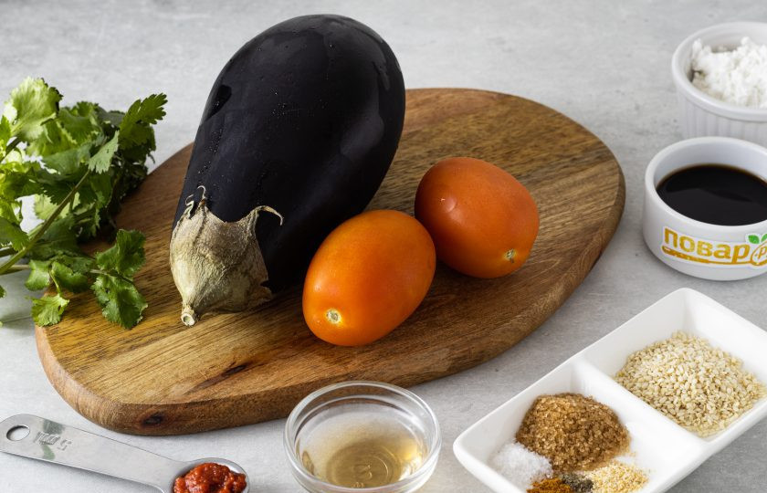 1. Этап. Азиатский салат с баклажанами и помидорами: Подготовьте все ингредиенты.