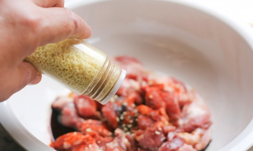 1. Этап. Чапче: Почистите и мелко порубите лук и имбирь. Выложите говядину, нарезанную на кусочки, в чашку. Залейте говядину хересом, выдавите к ней чеснок и выложите половину рубленных лука и имбиря. Поперчите. Оставьте мариноваться на час.