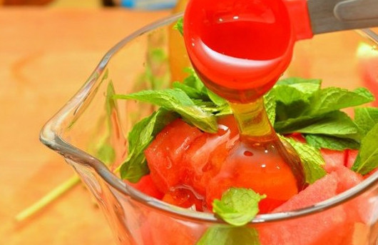 1. Этап. Коктейль фреш: Моем мяту. Отрываем листочки от стебелька. Достаем мед. Он должен быть не засахаренный. У меня осталась баночка жидкого цветочного меда. Выливаю в блендер пару ложечек. Можете сразу положить лед, если блендер потянет. Можете сначала размолоть его, а положить уже потом, в конце, перед самой подачей.