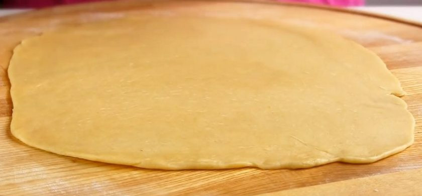 1. Этап. Пирог-торт Жербо: 3. Приготовьте начинку: абрикосовое варенье измельчите блендером, добавьте к измельченным орехам и смешайте с сахаром. Тесто разделите на три части и раскатайте в тонкий пласт размером с форму.