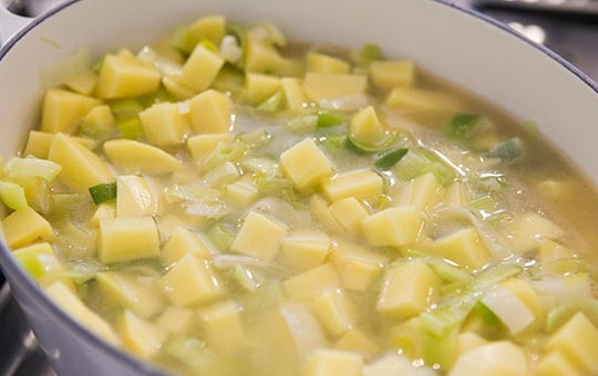 1. Этап. Картофельный суп с луком: Когда картофель сварится, вынимаем и выбрасываем веточки тимьяна и лавровый лист. Добавляем молотый перец.