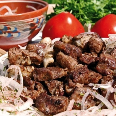 1. Этап. Казан-кебаб: Готовое мясо подаем вместе с подготовленным луком. Приятного аппетита!