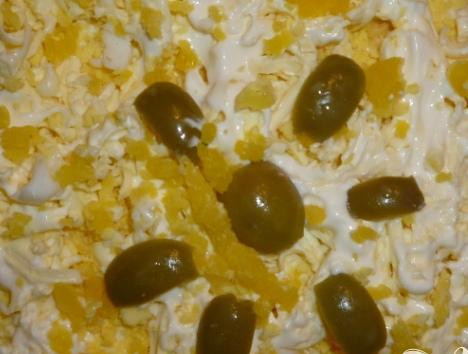 1. Этап. Торт Салатный: Затем берем трем для украшения сверху желтки оставшихся 2х желтков. (На фото получилось не гладеньким, потом он чуть спал. Рекомендовано еще подержать салатик в холодильнике, хоть пару часов. Он пропитается и будет еще вкусней.