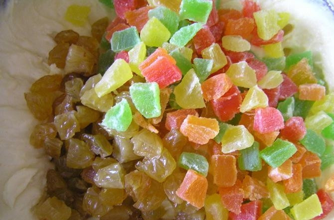 1. Этап. Паска из кукурузной муки: 5. Спустя это время добавьте цукаты и изюм в тесто. Перемешайте лопаточкой или ложкой.