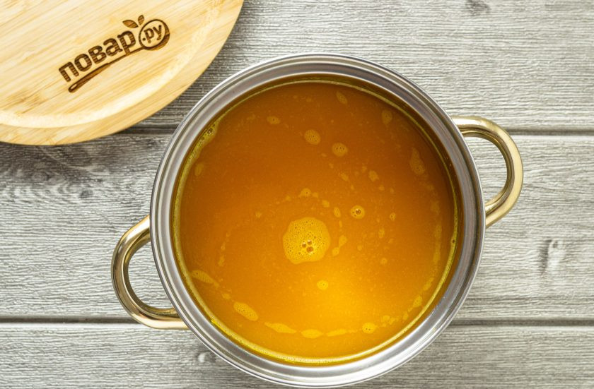 1. Этап. Сок из тыквы и яблок на зиму: Измельчите яблоки и тыкву погружным блендером. Влейте сок цитрусовых, добавьте сахар. Снова доведите до кипения и проварите сок еще 5-10 минут.