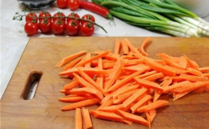 1. Этап. Суп с бараниной: Чистим морковку, нарезаем ее соломкой.