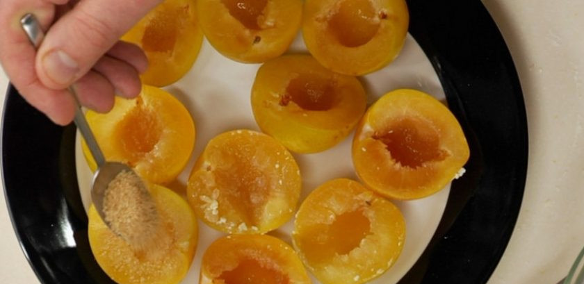 1. Этап. Сливовые клецки: Сливы вымойте и обсушите. Разделите на половинки, достаньте из них косточки. В каждую сливу в центр всыпьте коричневый сахар, снова соедините половинки. Оберните их в тесто.