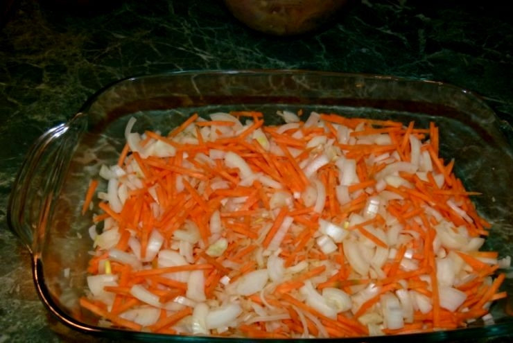 1. Этап. Плов в духовке с курицей: Тщательно перемешиваем все ингредиенты.