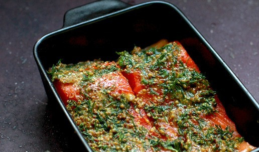 1. Этап. Лосось под горчичной корочкой: Рыбу обсушить бумажным полотенцем и нарезать на порционные куски. Смешать горчицу и мед, оливковое масло, лимонный сок, мелкорезаный укроп и щепотку соли. Хорошенько все перемешать.