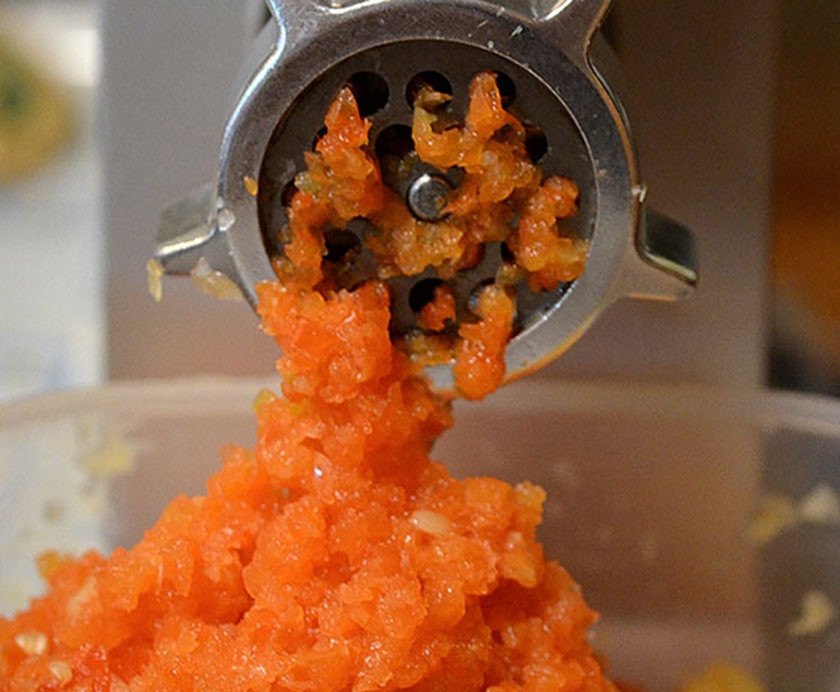 1. Этап. Икра кабачковая (самая несложная): 2. Пропустите всё, кроме чеснока, через мясорубку.