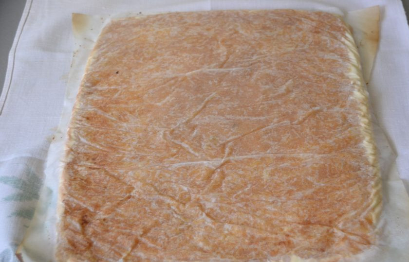 1. Этап. Бисквитный рулет с яблоками: Аккуратно переверните начинкой вверх.