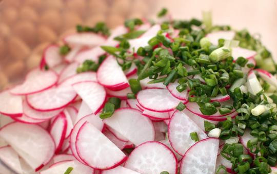 1. Этап. Окрошка на минеральной воде: Редис нарезаем как можно тоньше.