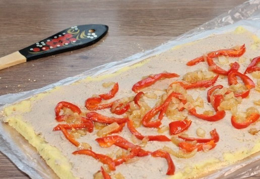 1. Этап. Картофельный рулет с консервированным тунцом: 13. Кладем лук с перцем.