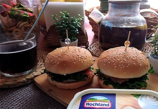 1. Этап. Бургер с лососем и сливочным сыром: Я делала на завтрак.