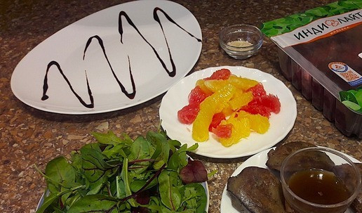 1. Этап. Салат с печенью индейки Новогодний: Готовим тарелку для подачи - украшаем дно тарелки бальзамическим соусом. салатный микс промываем, обсушиваем на бумажном полотенце.