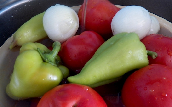 1. Этап. Салат из помидоров с перцем на зиму: Овощи тщательно промойте.