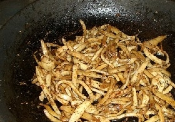 1. Этап. Кальмары с картофелем: На разогретую сковородку кидаем анис и слегка обжариваем, добавляем кальмары, посыпаем их приправами. Добавляем сок половины лимона и соевый соус. Обжариваем до готовности.