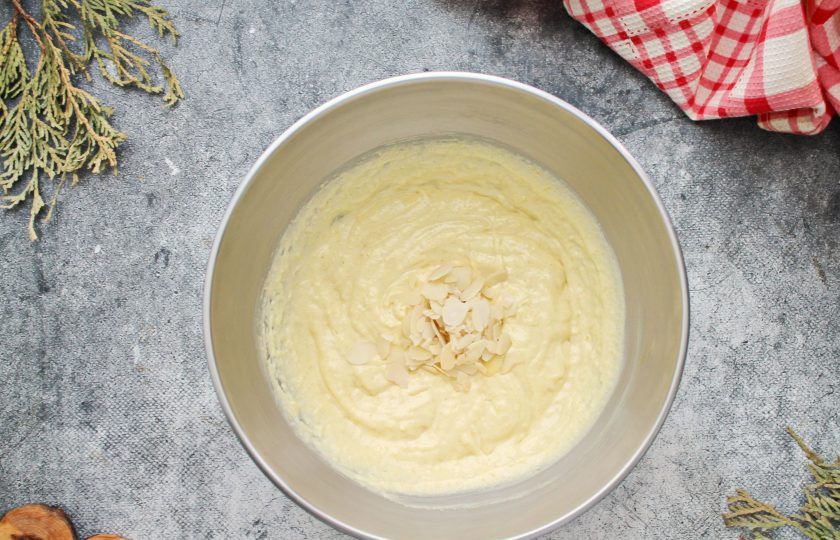 1. Этап. Миндальные капкейки: Добавьте в тесто миндальные лепестки и аккуратно перемешайте.