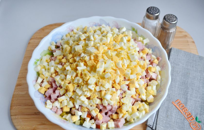 1. Этап. Русский салат Оливье: 7. Порубите кубиками вареные яйца.