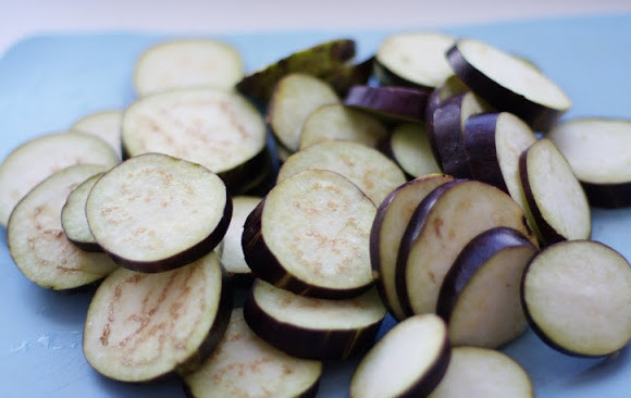 1. Этап. Баклажаны в горшочках: Порезать баклажаны кольцами, вымочить в воде 5-10 мин, высушить бумажным полотенцем