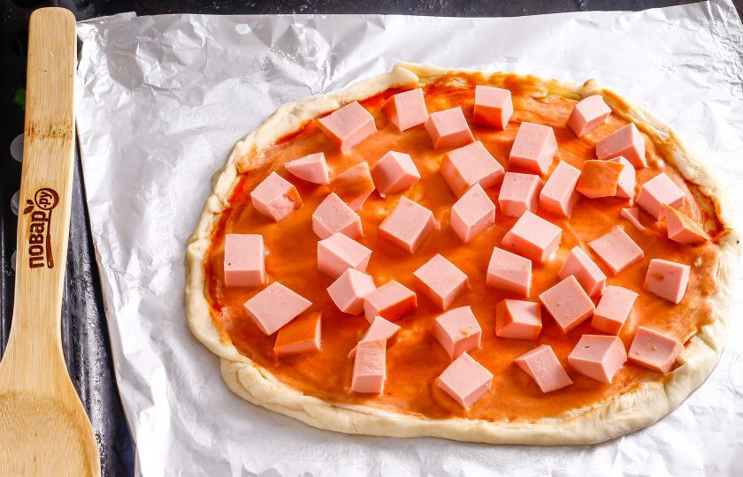 1. Этап. Пицца Мужская: Колбасную нарезку выложите на тесто.