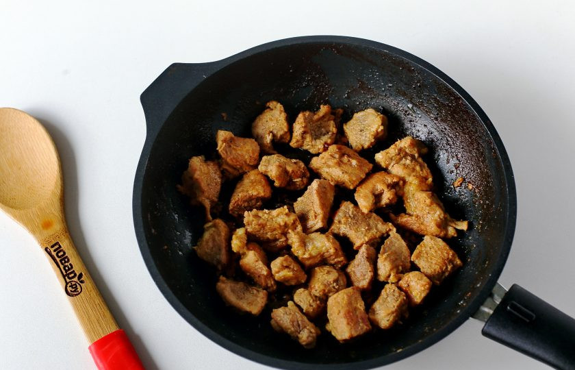 1. Этап. Гювеч с мясом: Мясо нарежьте небольшими кусочками и обжарьте отдельно с добавлением соли и специй до румяной корочки.