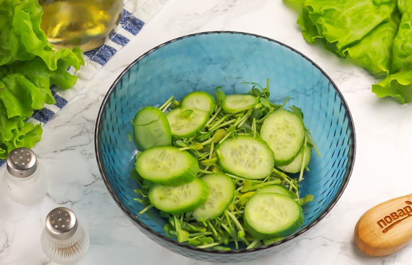 1. Этап. Салат с семгой, авокадо и огурцом: Салатный микс и огурец промойте в воде, стряхните лишнюю влагу. С огурца срежьте хвостики и нарежьте кружочками. Смешайте с салатным миксом в миске или салатнике.