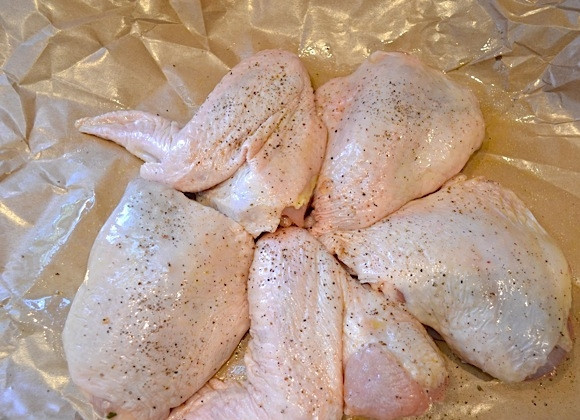 1. Этап. Запеченная индейка кусочками: 10. Подготовьте индюшиное мясо, для этого промойте его под водой, промокните бумажными полотенцами, обмажьте оливковым маслом, посолите и поперчите.