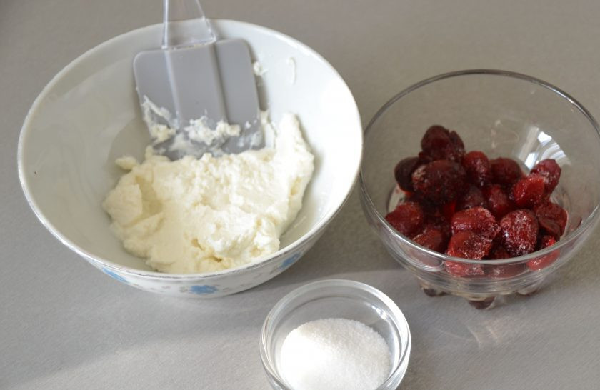1. Этап. Сладкие начинки для блинов: Четвертая начинка - сыр рикотта, свежая или замороженная вишня, сахар. Рикотту смешайте с сахаром, добавьте вишню.