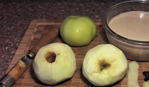 1. Этап. Французский яблочный пирог исчезающий: Яблоки очистить от кожицы, убрать сердцевину. Приготовить тесто: (все ингредиенты должны быть комнатной температуры) Разбить в миску яйца, взбить с щепоткой соли, добавить сахар - взбить 3-4 минуты. Влить молоко, растопленное масло, цедру лимона. Перемешать. Добавить муку смешанную с разрыхлителем