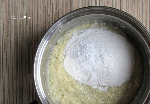 1. Этап. Печенье из поленты на сковороде: Добавьте муку с крахмалом и разрыхлителем.