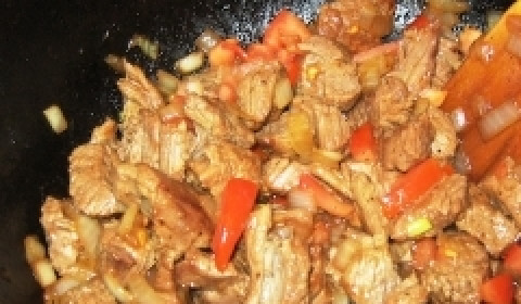 1. Этап. Говядина, тушенная в кисло-сладком соусе: Теперь добавьте в мясо лук и нарезанный кубиками помидор. Перед тем как это сделать, ошпарьте его кипятком и снимите кожуру.