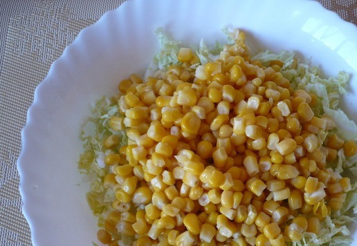 1. Этап. Салат с ветчиной и пекинской капустой: Добавить консервированную кукурузу.