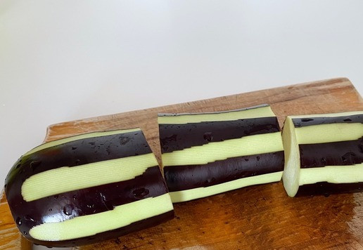 1. Этап. Рагу из баклажанов с зеленой чечевицей: Баклажан моем и полосками снимаем шкурку (полностью чистить не нужно). Если баклажан большой, делим его на три равные части, если поменьше, то соответственно на две части.