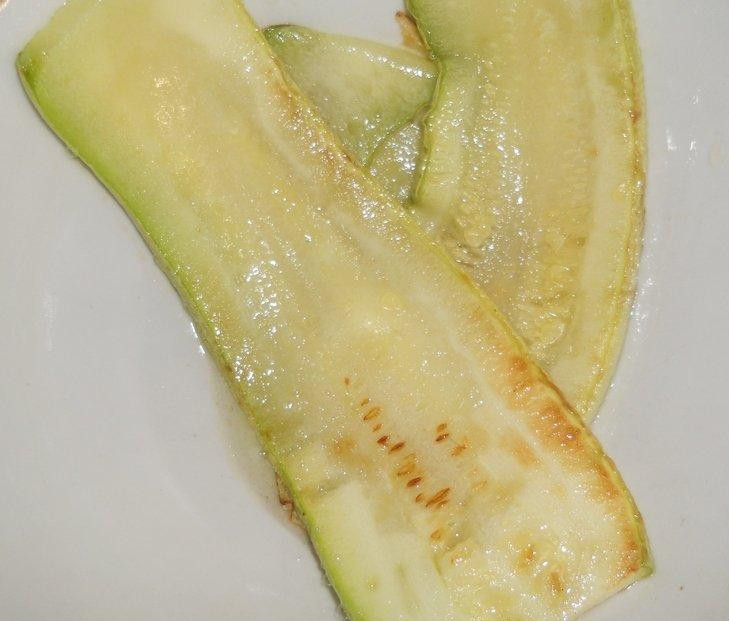 1. Этап. Рулетики из кабачков: Слегка обжарить с двух сторон на растительном масле.