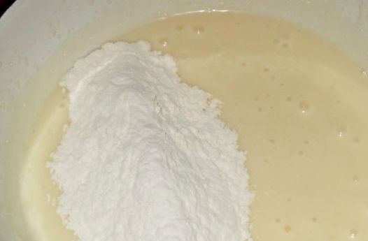 1. Этап. Печенюшки на скорую руку: В эту массу начинаем постепенно всыпать муку, для начала 2 стакана, а затем при необходимости можете добавить еще немного.