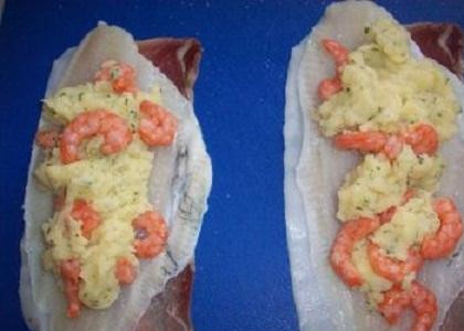 1. Этап. Камбала фаршированная: 4. На филе аккуратно разложите фарш из картофельного пюре, крабов и специй.