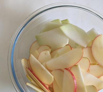 1. Этап. Салат из кольраби и яблока: Натереть на тёрке кольраби и яблоко тонкими слайсами.