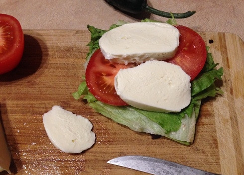 1. Этап. ПП-бутерброды на перекус: Выложим нежный мягкий сыр — и один из бутербродов готов.