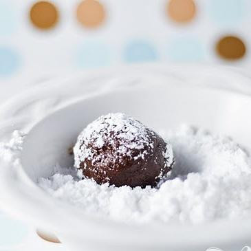 1. Этап. Шоколадное печенье с кофейной начинкой: 3. Затем из охлажденного теста с помощью чайной ложки сформировать шарики и обвалять их в сахарной пудре.