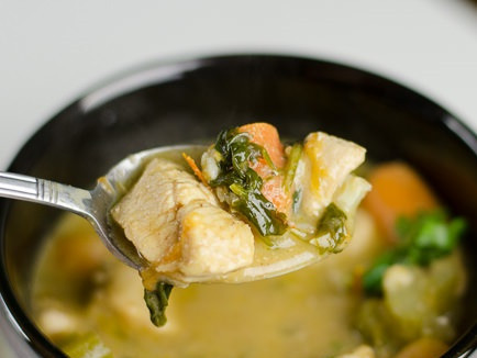 1. Этап. Курица в молочном соусе: 9. На медленном огне тушить курицу в молочном соусе в домашних условиях до готовности. Перед подачей при желании можно добавить свежей зелени.