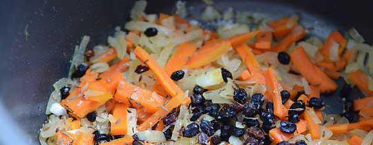 1. Этап. Плов без мяса в мультиварке: Теперь добавьте зиру и засыпьте барбарис с изюмом.