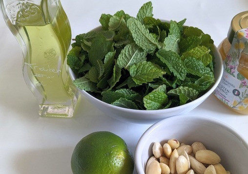 1. Этап. Сладкий песто из мяты: Мяту помыть, высушить и оборвать листики. Миндаль бланшировать, для этого залить миндаль кипятком и прокипятить 1-2 минуты, обдать холодной водой, снять шкурки. Масло можно взять любое, без запаха, у меня масло из виноградных косточек. Если есть миндальное, вообще супер.