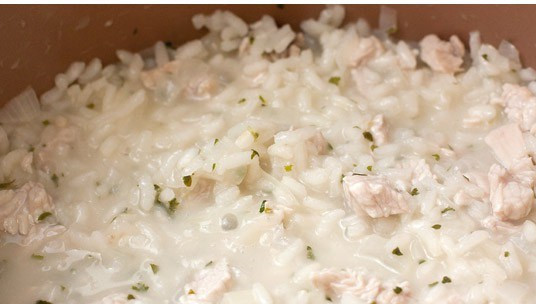 1. Этап. Ризотто со сливками: Перемешиваем и продолжаем готовить до полной готовности риса.