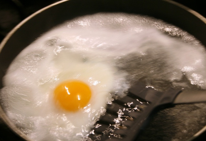 1. Этап. Яичница на воде: Когда белок схватится и начнет белеть, нужно приподнять яйцо при помощи лопатки, чтобы оно не прилипло ко дну и не потеряло форму. Дальше варим яичницу до той консистенции желтка, которая вам больше нравится, я лично люблю жидкий желток.